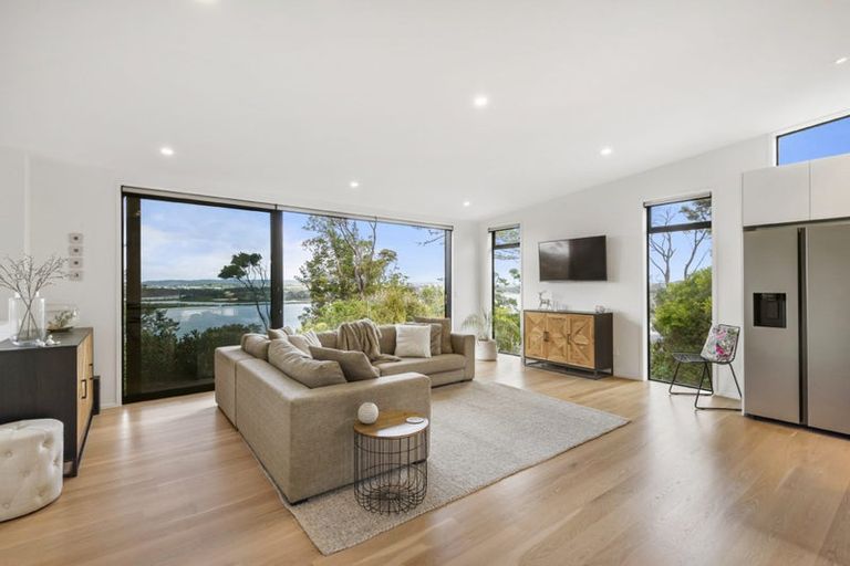 Photo of property in 17 Chatham Avenue, Paremoremo, Auckland, 0632