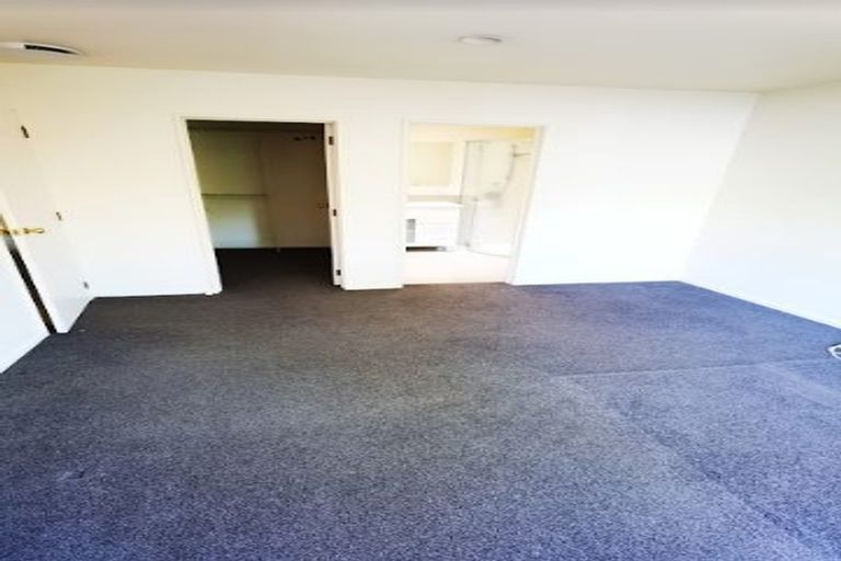 Photo of property in 8 Mandeville Place, Unsworth Heights, Auckland, 0632