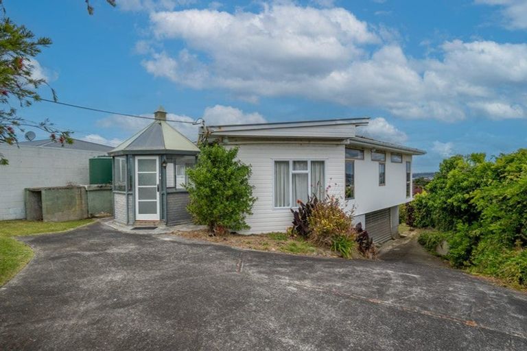 Photo of property in 31 Roberts Road, Matakatia, Whangaparaoa, 0930
