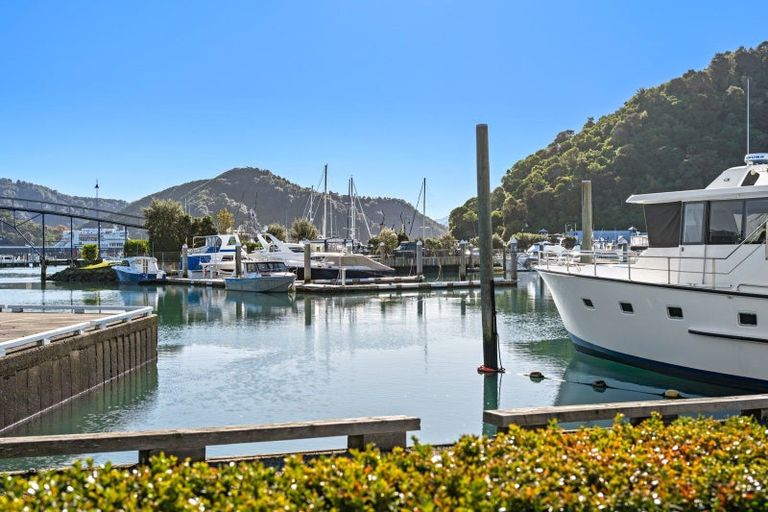 Photo of property in 37 Waikawa Road, Picton, 7220