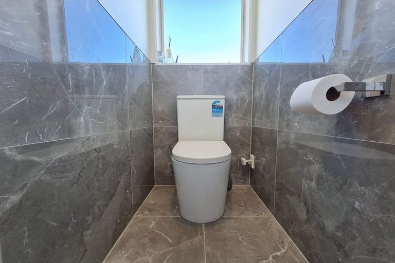 Photo of property in 1/8 Flaunty Place, West Harbour, Auckland, 0618