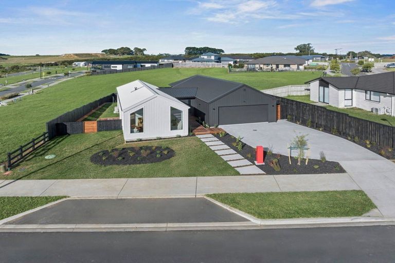 Photo of property in 42 Opouatu Avenue, Glenbrook, 2681