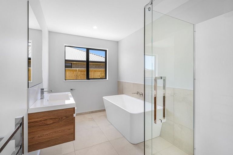 Photo of property in 13 Vista Crescent, Maoribank, Upper Hutt, 5018