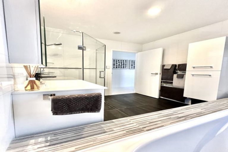 Photo of property in 16 Southworth Place, Grandview Heights, Hamilton, 3200