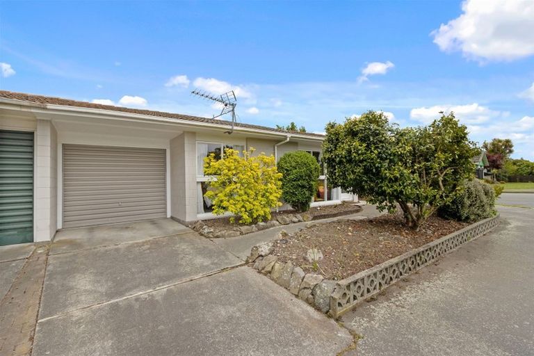 Photo of property in 2/5 Sarabande Avenue, Redwood, Christchurch, 8051