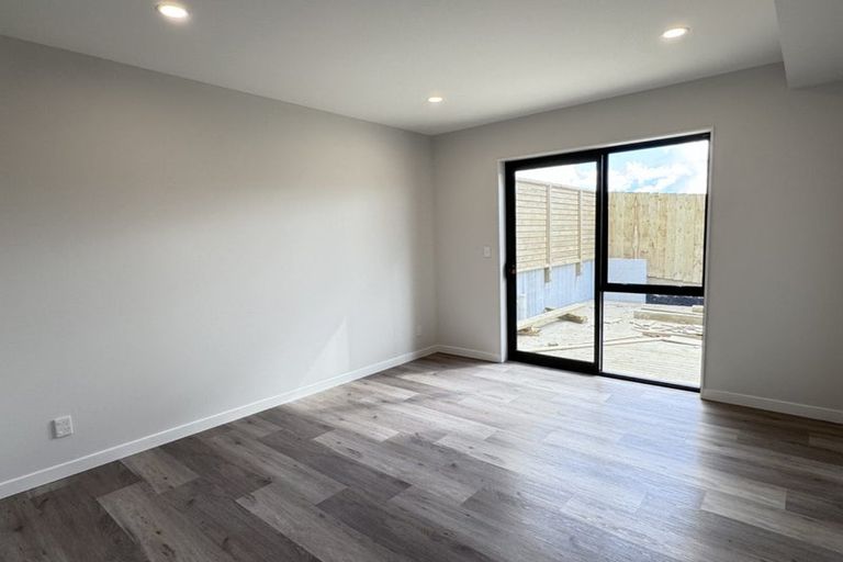 Photo of property in 130 Skulander Crescent, Orewa, 0931