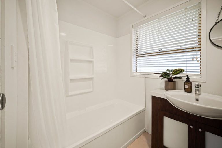 Photo of property in 98 Huia Road, Point Chevalier, Auckland, 1022