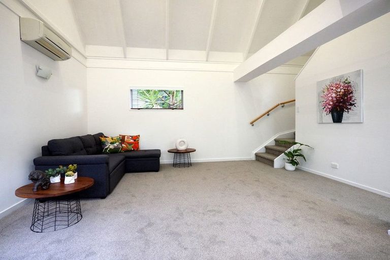 Photo of property in 2/99 Balmain Road, Birkenhead, Auckland, 0626