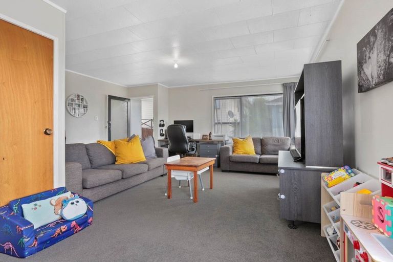 Photo of property in 21 Holmes Drive South, West Harbour, Auckland, 0618