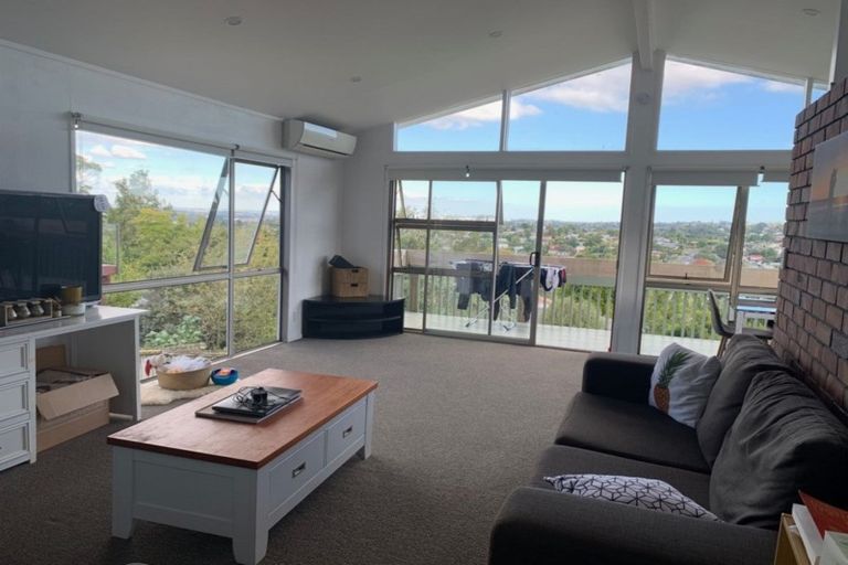 Photo of property in 2/27-31 Target Road, Totara Vale, Auckland, 0629