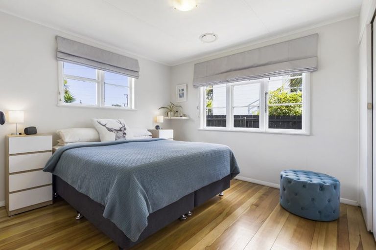 Photo of property in 18 Inglewood Street, Wai O Taiki Bay, Auckland, 1072