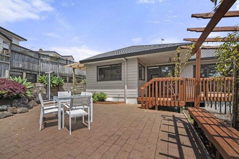 Photo of property in 14 Mandeville Place, Unsworth Heights, Auckland, 0632