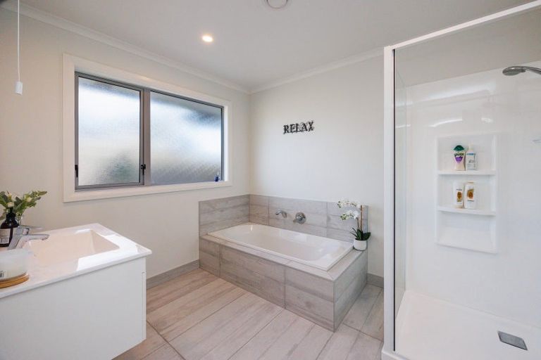 Photo of property in 6 Atlantic Drive, Fitzherbert, Palmerston North, 4410