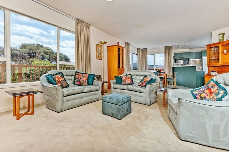 Photo of property in 37 Lorikeet Place, Unsworth Heights, Auckland, 0632