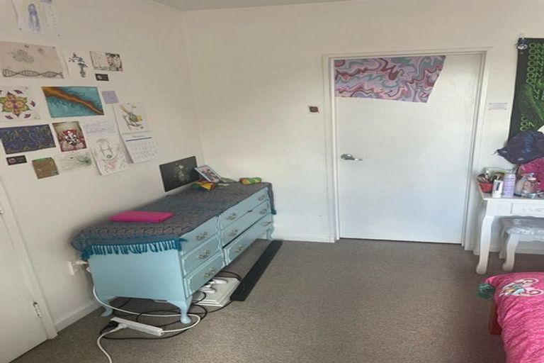 Photo of property in 2/119 Carlisle Road, Northcross, Auckland, 0632