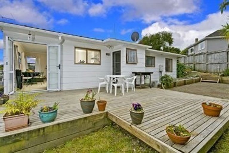 Photo of property in 6 Camrose Place, Glenfield, Auckland, 0629