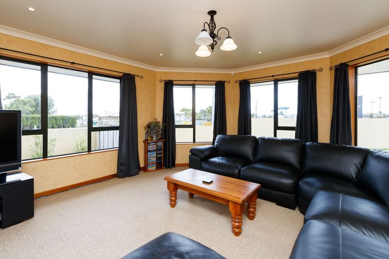 Photo of property in 2 Fernlea Avenue, Kelvin Grove, Palmerston North, 4414