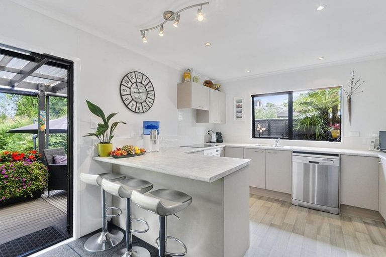 Photo of property in 60 View Ridge Drive, Ranui, Auckland, 0612