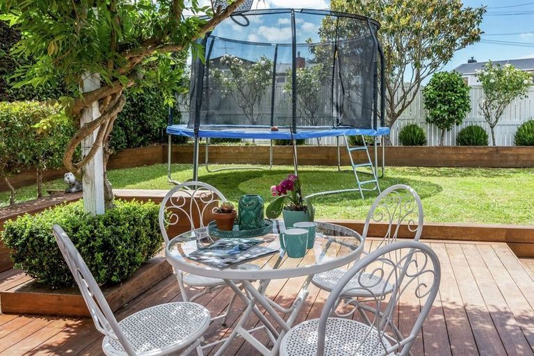 Photo of property in 25 Trelawn Place, Cockle Bay, Auckland, 2014