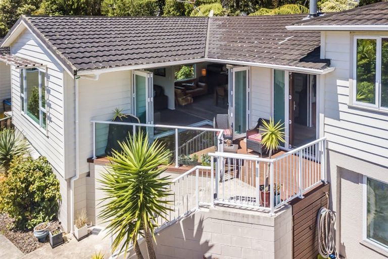 Photo of property in 15 Somerville Terrace, Tawa, Wellington, 5028