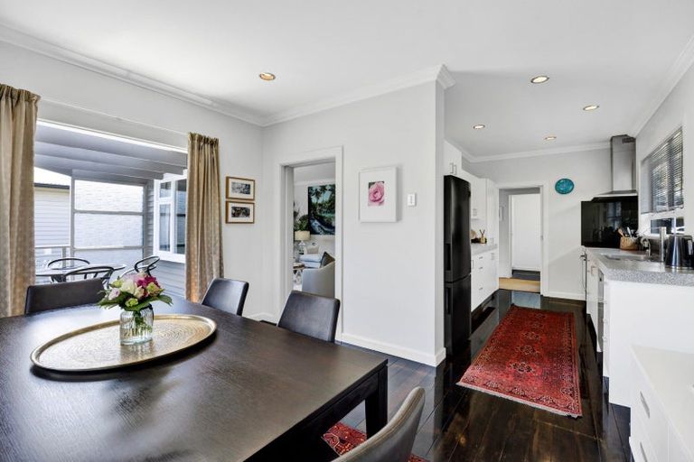 Photo of property in 290 Devon Street West, New Plymouth, 4310