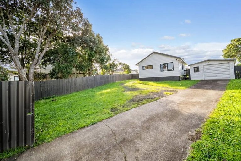 Photo of property in 22 Dungarvon Place, Clendon Park, Auckland, 2103