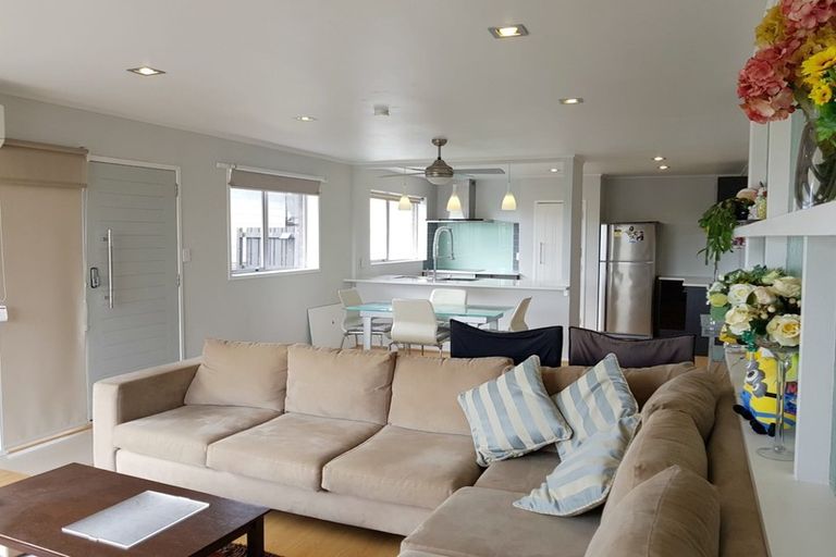 Photo of property in 1/51 Shanaway Rise, Hillcrest, Auckland, 0627