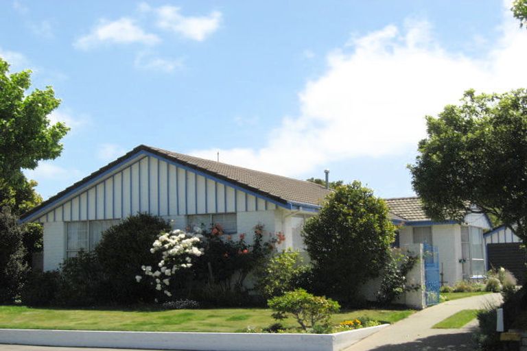 Photo of property in 68 Karnak Crescent, Russley, Christchurch, 8042