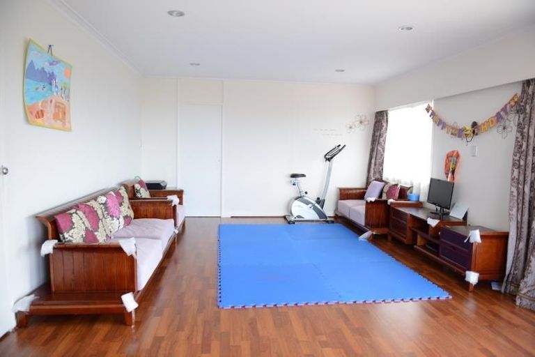 Photo of property in 1/369 East Coast Road, Mairangi Bay, Auckland, 0630