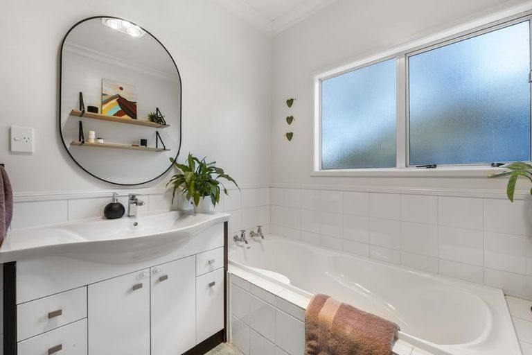 Photo of property in 3 Pukaka Street, Strandon, New Plymouth, 4312