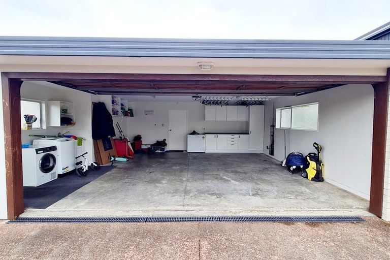 Photo of property in 31 Mandeville Place, Unsworth Heights, Auckland, 0632