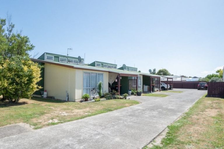Photo of property in 2-4 Westmere Place, Takaro, Palmerston North, 4412