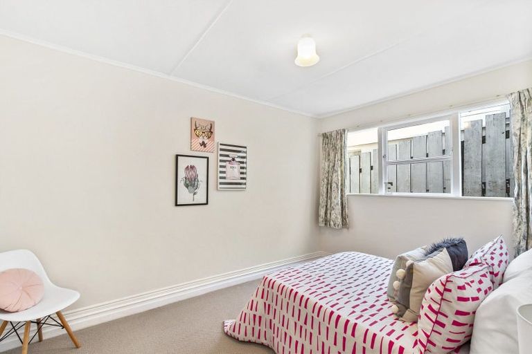 Photo of property in 16 Woburn Road, Northland, Wellington, 6012