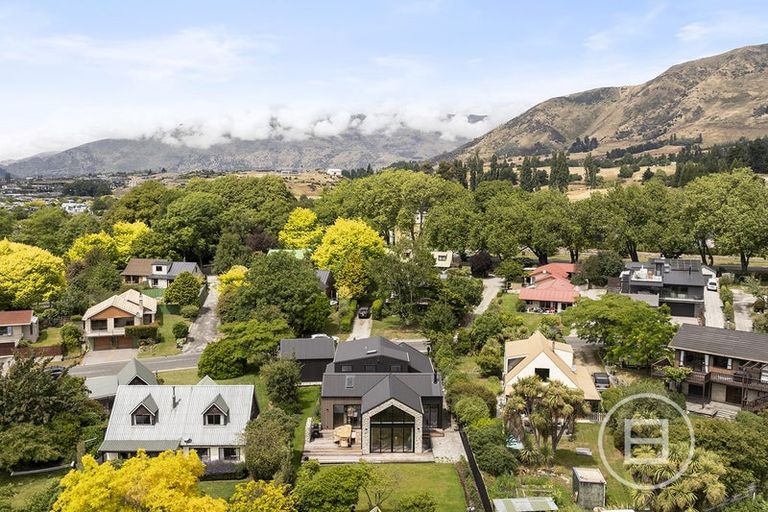Photo of property in 6 Heuchan Lane, Wanaka, 9305