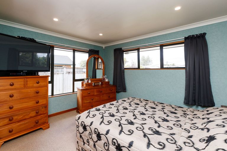 Photo of property in 2 Fernlea Avenue, Kelvin Grove, Palmerston North, 4414