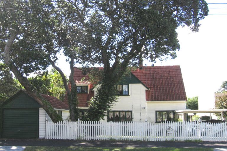 Photo of property in 50 Stanley Point Road, Stanley Point, Auckland, 0624