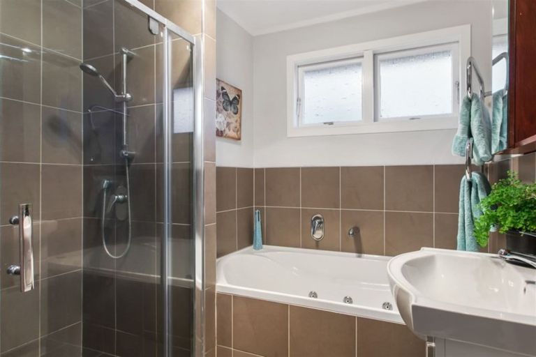 Photo of property in 2/32a Sunnynook Road, Sunnynook, Auckland, 0620