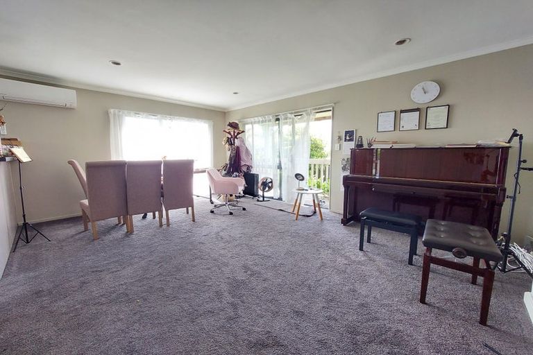 Photo of property in 28 Marcel Place, Glenfield, Auckland, 0629