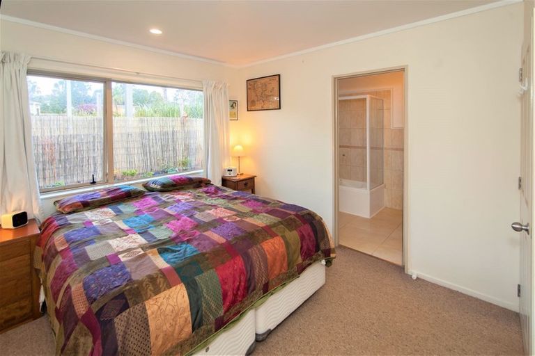 Photo of property in 28 Carlas Way, Ranui, Auckland, 0612