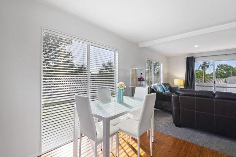 Photo of property in 1/18 Altair Place, Windsor Park, Auckland, 0632