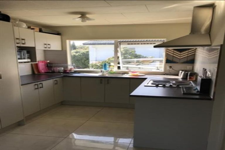 Photo of property in 2/15 Kirklow Place, Goodwood Heights, Auckland, 2105