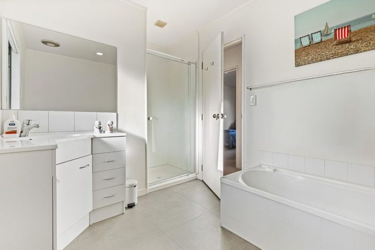 Photo of property in 11 Killygordon Place, Massey, Auckland, 0614