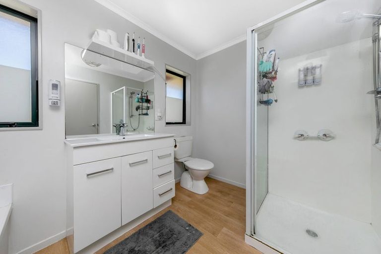 Photo of property in 63 Claverdon Drive, Massey, Auckland, 0614