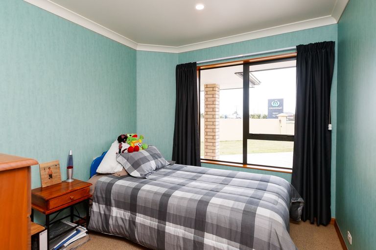 Photo of property in 2 Fernlea Avenue, Kelvin Grove, Palmerston North, 4414