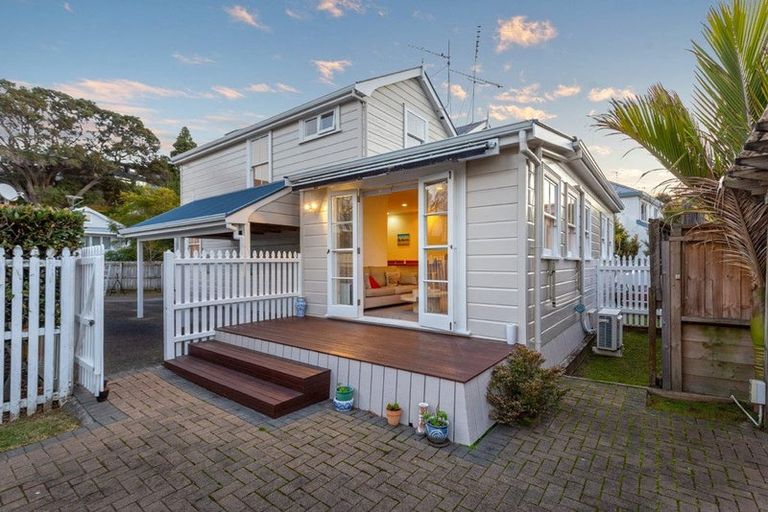 Photo of property in 1/14 Beach Road, Northcote Point, Auckland, 0627