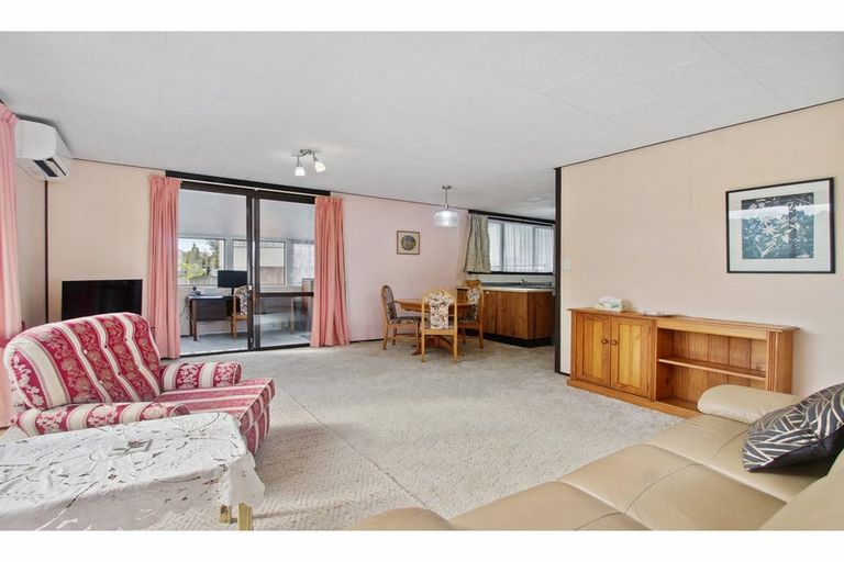 Photo of property in 2/86 Lynn Road, Bayview, Auckland, 0629