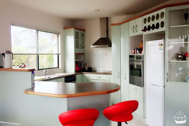 Photo of property in 49a Forrest Hill Road, Milford, Auckland, 0620