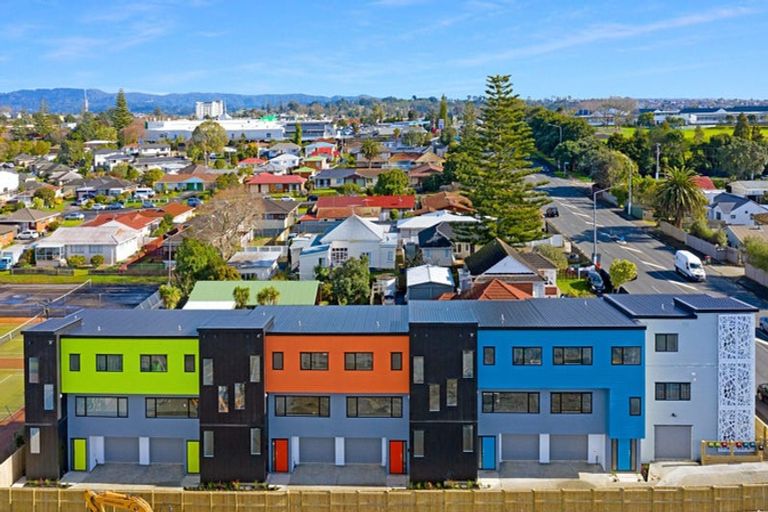 Photo of property in 2/3238 Great North Road, New Lynn, Auckland, 0600