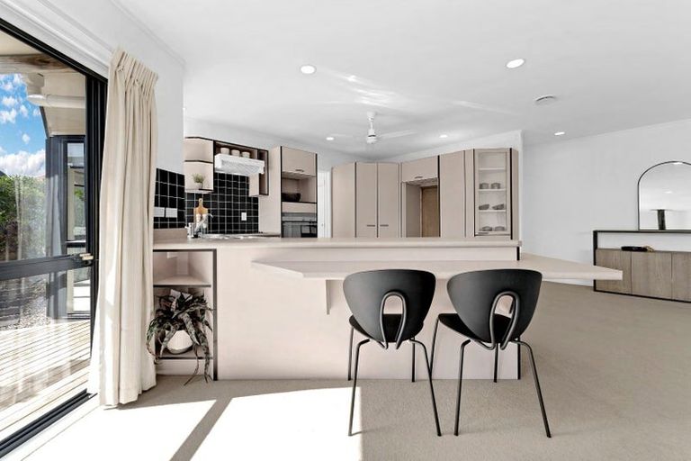 Photo of property in 12 Paradise Place, Pakuranga Heights, Auckland, 2010
