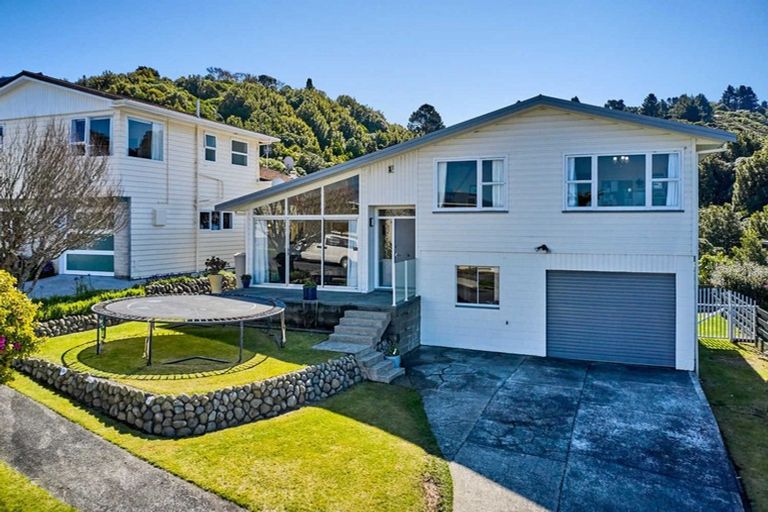 Photo of property in 5 Panorama Grove, Harbour View, Lower Hutt, 5010